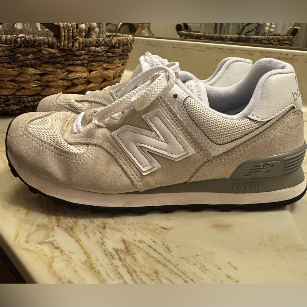 Woman’s New Balance 574 Sz 7